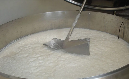 Proceso de lactosuero en tanque de elaboración